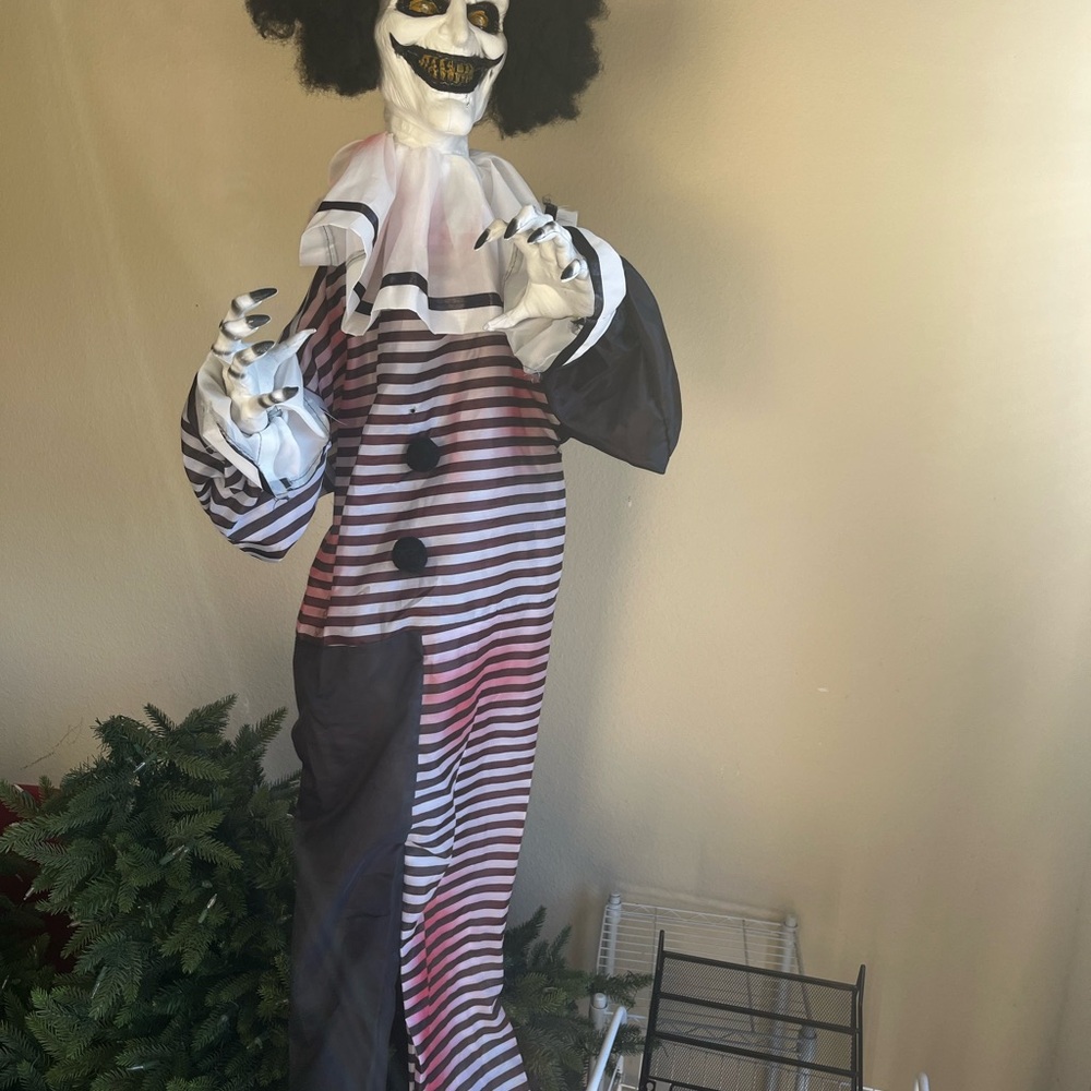 Spooky Striped Clown Halloween - Picture 3 of 4